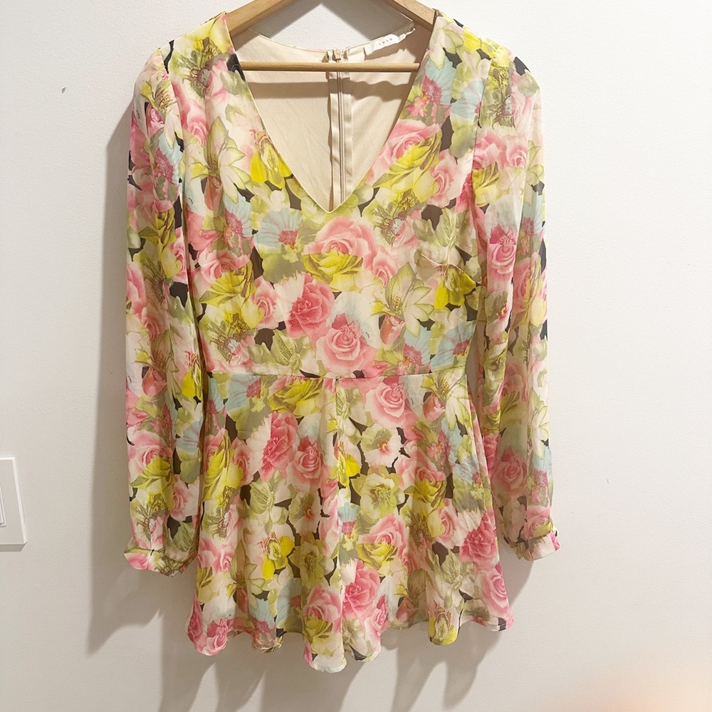 EUC Lush v-neck Floral Flowy shorts Romper size small